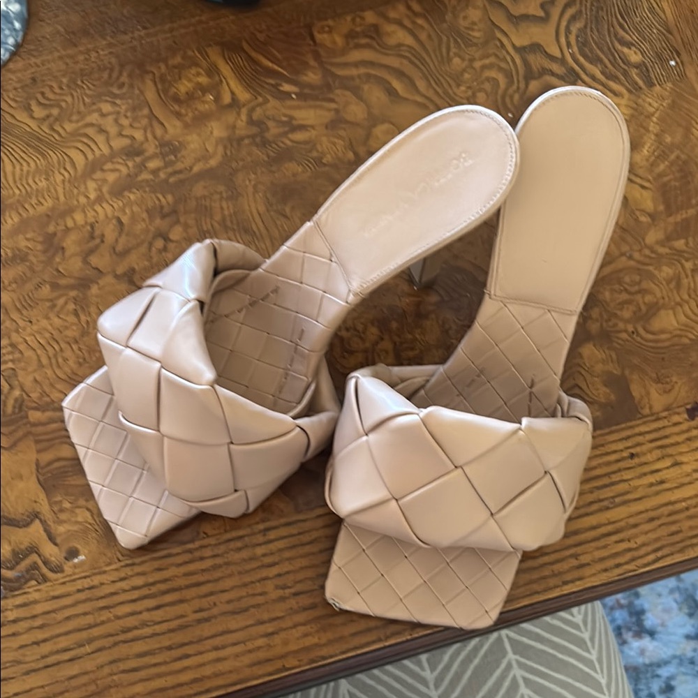 🌸🌺Bottega Veneta 🌸🌺 Tan Leather Heels with Woven Design